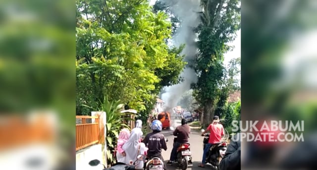 Angkot jurusan Parungkuda - Parakansalak terbakar di Desa Sundawenang, Kecamatan Parungkuda, Kabupaten Sukabumi, Jumat (10/7/2020). | Sumber Foto: Istimewa