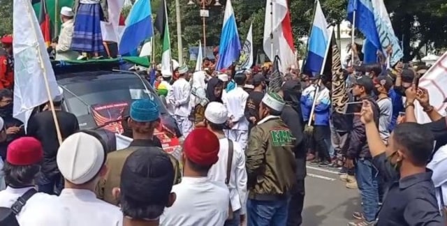 Ilustrasi. Aksi damai penolakan RUU HIP di Gedung DPRD Kota Cirebon pada Senin (6/7/2020) lalu. (Ciremaitoday)