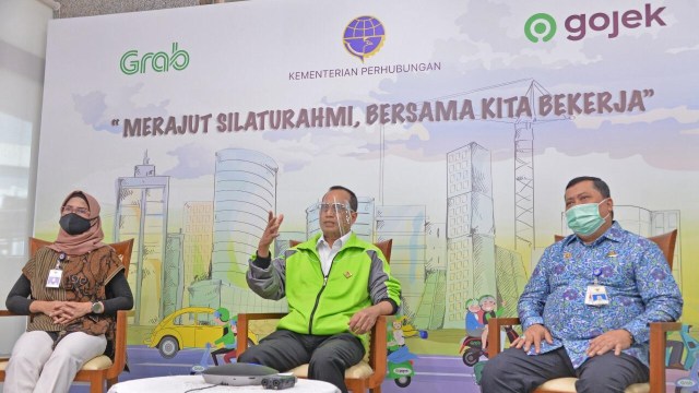 Menteri Perhubungan, Budi Karya Sumadi (tengah) di acara "Merajut Silaturahmi, Bersama Kita Percaya". Foto: Kemenhub