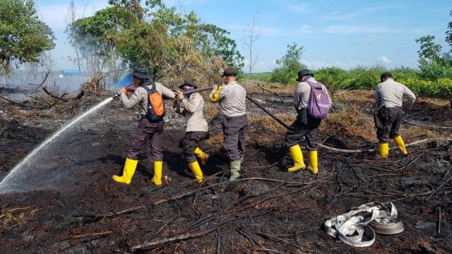 PEMADAMAN Kebakaran Hutan dan Lahan (Karhutla) di Riau. 