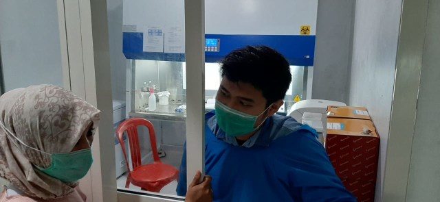 Instruktur memberikan penjelasan pengoperasian alat PCR di laboratorium RSUD Djafar Harun Kolaka Utara. Foto: Lukman Budianto/kendarinesia.