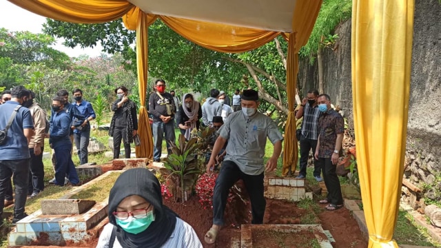 Pemakaman Editor MetroTV Yodi Prabowo di TPU Sandratex, Ciputat Timur.  Foto: Dok. Rizky Adam