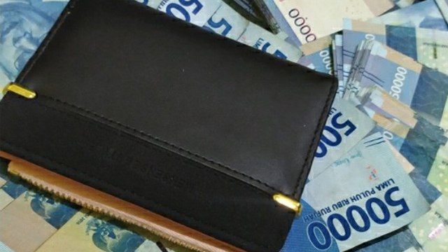 Dompet dengan uang lembar Rp50 ribu. (Foto: @txtdarionlshop/Twitter)