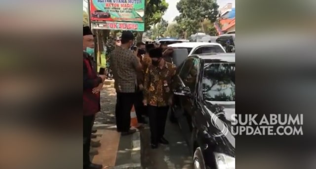 Tangkapan layar dari video viral mobil dinas RI 2 isi BBM pakai deriken | Sumber Foto:ISTIMEWA