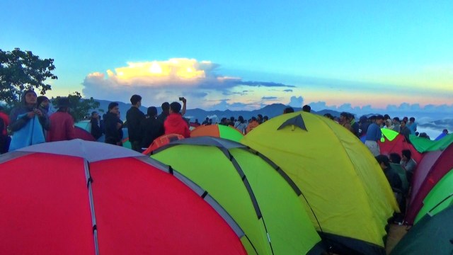Ratusan wisatawan mendirikan tenda di puncak Bukit Arang. Sabtu, (11/7). Foto: Dok banthayoid (Herman Abdullah)