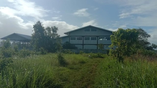Pabrik ketela di Kampung Kamno Sari, Distrik Jagebob, Kabupaten Merauke yang mangkrak karena tak difungsikan. (BumiPapua.com/Abdel Syah)