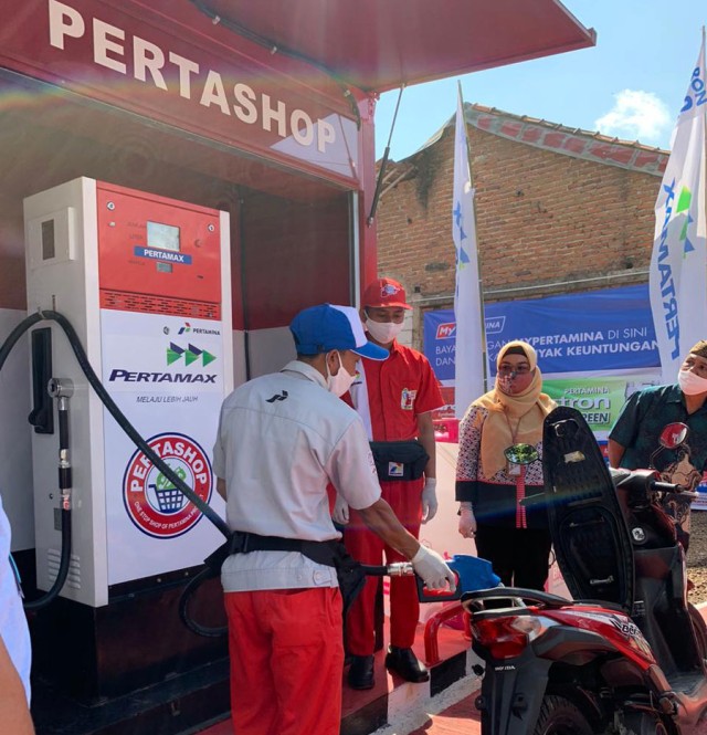 Petugas Pertashop melakukan pengisian bahan bakar di Pertashop Desa Tarikolot, Kabupaten Sumedang, Jawa Barat. (Istimewa)