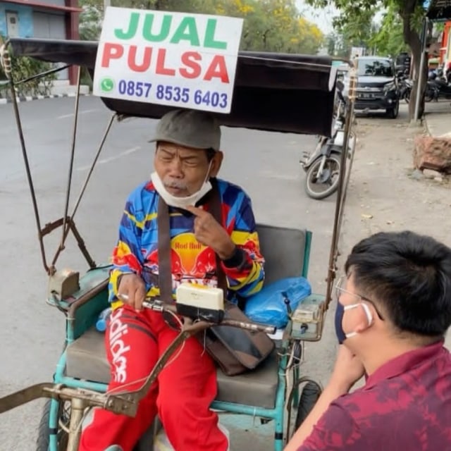 Kisah mengharukan kakek Saiful berusia 70 tahun jualan pulsa keliling di Kota Surabaya. (Foto: Tangkapan layar Instagram @kokobuncit)