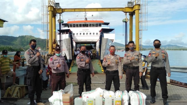 Polisi Tolitoli saat gagalkan penyelundupan miras Cap Tikus di Pelabuhan Haji Hayun, Tolitoli. Miras ini rencananya akan diselundupkan ke Kalimantan Utara. Foto: Istimewa