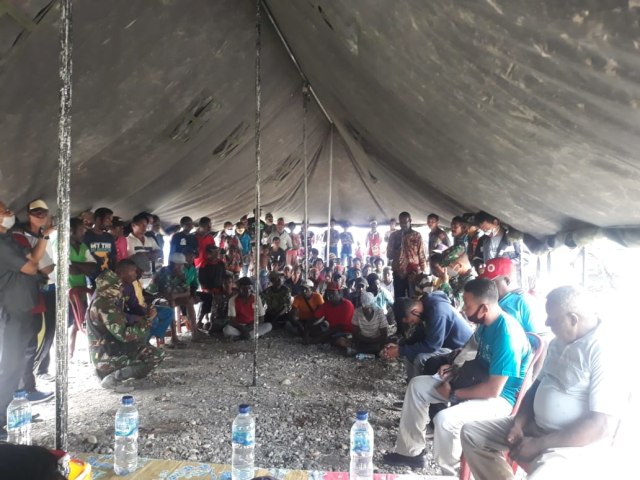Warga Kampung Iwaka Mimika yang masih di tenda pengungsian. (Dok Polda Papua)