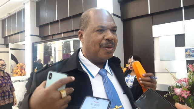 Wakil Ketua III DPR Papua, Yulianus Rumbairusi. (BumiPapua.com/Imelda)