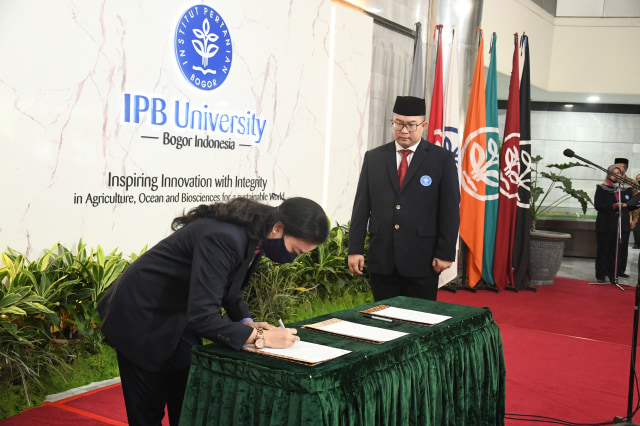 Rektor Pimpin Pengambilan Sumpah Jabatan Dosen dan Tendik Tetap IPB University