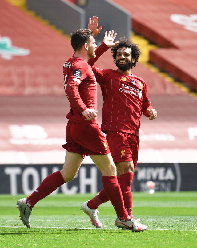 Pemain Liverpool Andrew Robertson merayakan mencetak gol pertama dengan Mohamed Salah. Foto: Pool via Reters