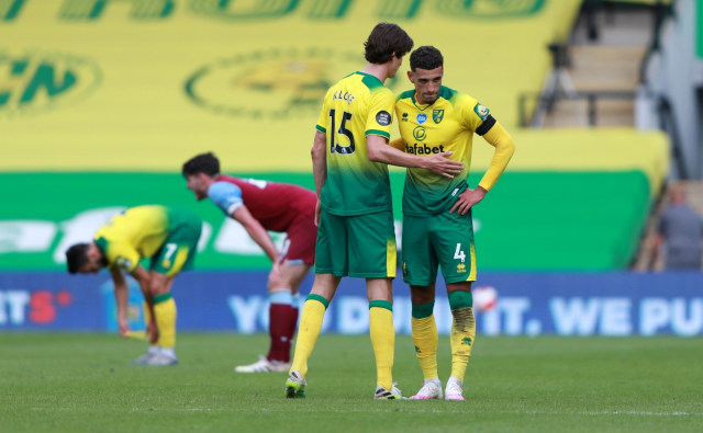 Pemain Norwich CIty, Ben Godfrey dan Timm Klose  terlihat sedih setelah pertandingan melawan West Ham United, Sabtu (11/7). Foto: Ian Walton/Pool via REUTERS