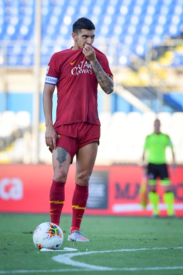 Pemain As Roma, Edin Dzeko saat pertanding melawan Brescia. Foto: Twitter/@ASRomaEN