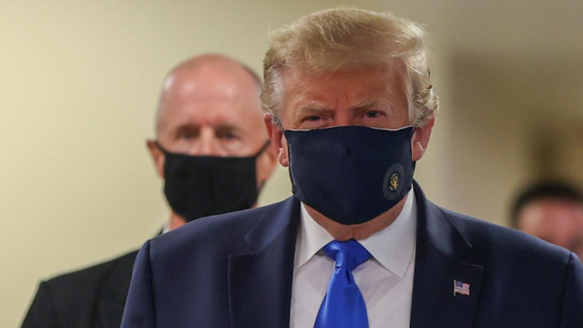 Presiden Amerika Serikat Donald Trump mengenakan masker saat mengunjungi Pusat Medis Militer Nasional Walter Reed di Bethesda, Maryland, Sabtu (11/7). Foto: Tasos Katopodis/Reuters