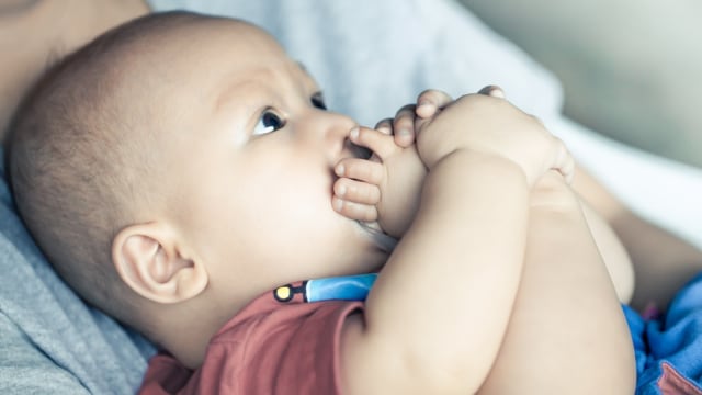Alasan Bayi Suka Memasukkan Kaki ke Mulut seperti Anak Sabai Morscheck (78968)