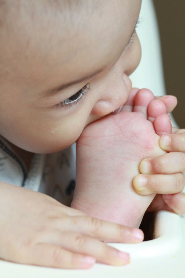 Ilustrasi bayi memasukkan kaki ke mulut. Foto: Shutter Stock