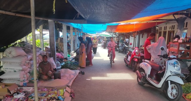 Suasana keramaian Pasar Bahaur, sebelum pemberlakuan social distancing dan physical distancing. 10 Pasar di Kuala Kapuas gunakan web pasar saat berbelanja. Foto: Dok.BRI Bahaur