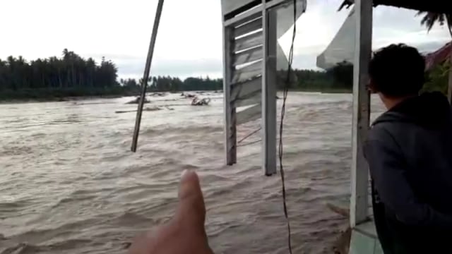 Suasana banjir di Desa Boyantongo, Kecamatan Parigi Selatan, Kabupaten Parigi Moutong, Sulteng, Minggu (12/7). Foto: Istimewa