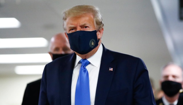 Presiden Amerika Serikat Donald Trump mengenakan masker saat mengunjungi Pusat Medis Militer Nasional Walter Reed di Bethesda, Maryland, Sabtu (11/7). Foto: Patrick Semansky/AP Photo