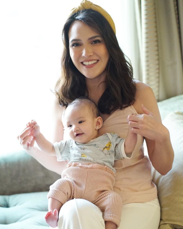 Shandy Aulia berikan MPASI lebih dini pada bayinya, Claire. Foto: Instagram/@shandyaulia