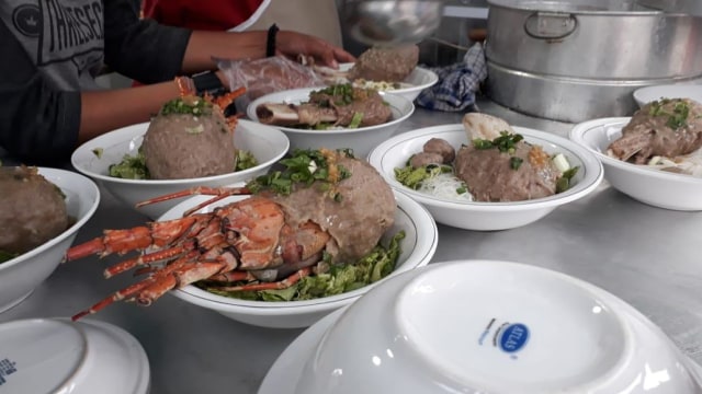 Bakso lobster yang disajikan dengan beragam mi ini sedang viral di Pontianak. Foto: instagram @bakso_lobster_ptk  