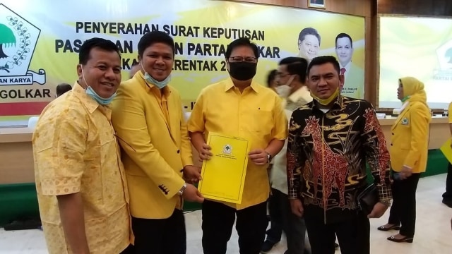 ANDI Putra, anak Bupati Kuantan Singingi (Kuansing) dua periode, Sukarmis, saat menerima SK Pencalonan dari Ketua Umum Partai Golkar, Airlangga Sutarto. Andi juga Ketua DPRD Kuansing 2019-2024. 