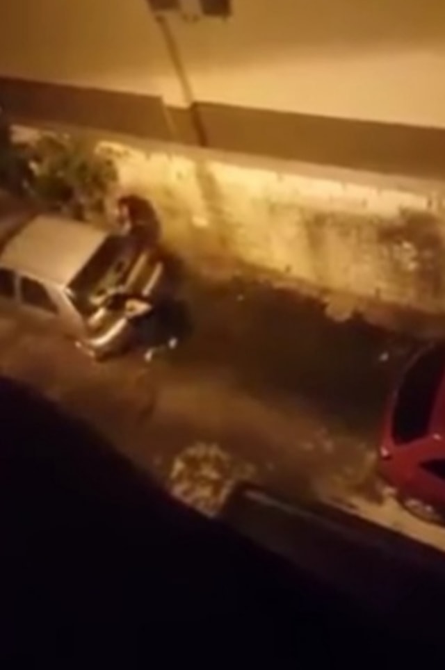 Viral dua orang wanita tersiram air saat akan buang air kecil di balik mobil. (Foto: Instagram/Tangkapan Layar @berita_gosip)