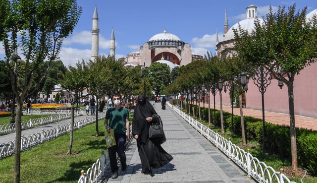 Salat Jumat akan diadakan di daerah terbuka di sekitar Hagia Sophia, Istanbul, Turki. Foto: Ozan Kose/AFP