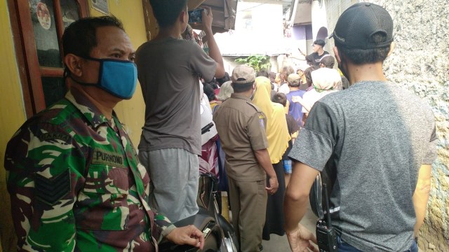Evakuasi pria di Lenteng Agung yang tercebur ke lubang septic tank. Foto: Istimewa