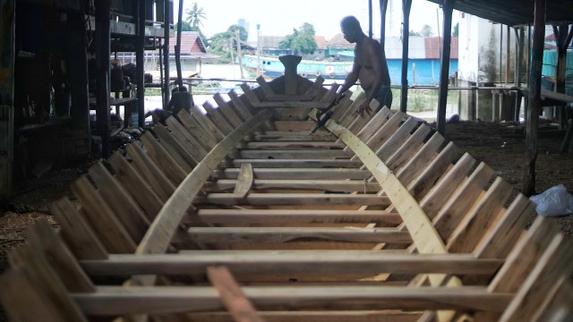 Proses pembuatan perahu tradisional disalah satu rumah warga Pulau Seribu Kelurahan Ogan Baru Palembang, Minggu, (11/7) Foto: ary priyanto/Urban Id