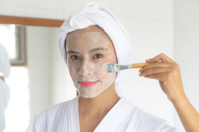 Ilustrasi masker bengkuang untuk mencerahkan kulit. Foto: Shutterstock