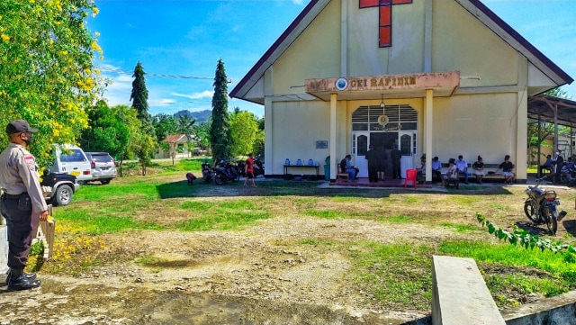 Pengamanan pada sebuah gereja di Distrik Muara Tami yang baru saja membuka kembali jadwal ibadah untuk jemaatnya. (Dok: Polda Papua) 