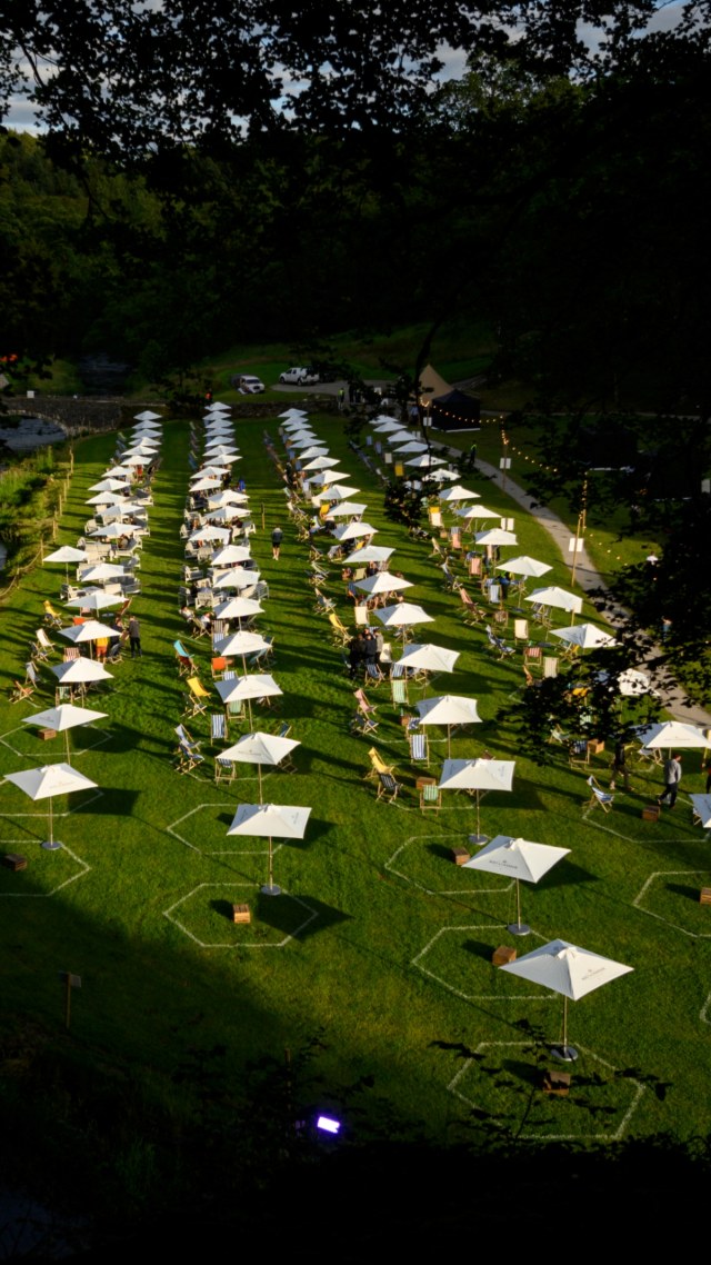 Sejumlah tenda pengunjung di festival Gisburne Park Pop-Up, di Gisburne Park Estate di desa Gisburn, dekat Clitheroe, Inggris. Foto: OLI SCARFF/AFP