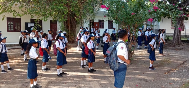 Para siswa baru di SMPK San Karlos Habi saat mendengarkan arahan di hari pertama masuk sekolah, Senin (13/7/2020). Foto: Albert Aquinaldo.