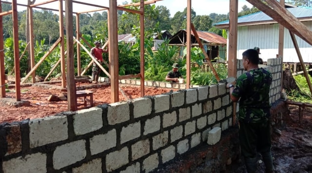 Pembangunan permanen rumah warga di Distrik Yapen Barat, Kabupaten Kepulauan Yapen. (Dok: Kodim Yawa) 
