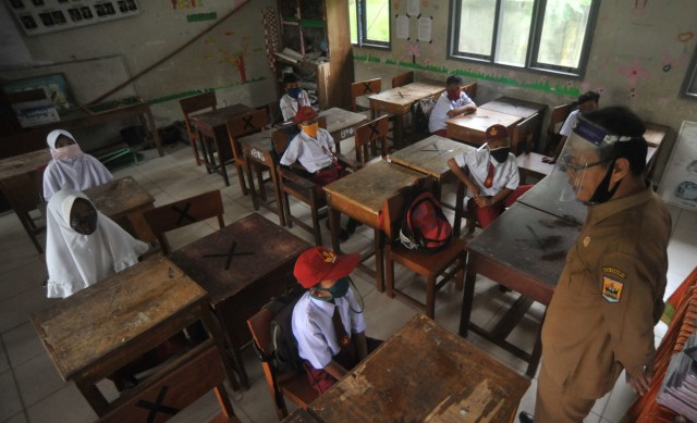 Guru memberikan pengarahan kepada murid saat hari pertama masuk sekolah di SDN 11 Marunggi, Pariaman, Sumatera Barat. Foto: Iggoy el Fitra/ANTARA FOTO