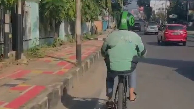 Kebangetan, Driver Ojol Dipesan untuk Menggowes Sepeda Pelanggan (512063)