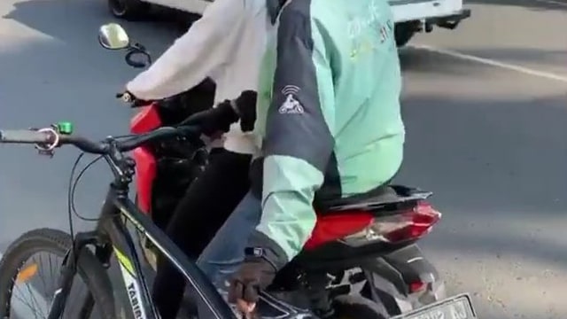 Kebangetan, Driver Ojol Dipesan untuk Menggowes Sepeda Pelanggan (512064)
