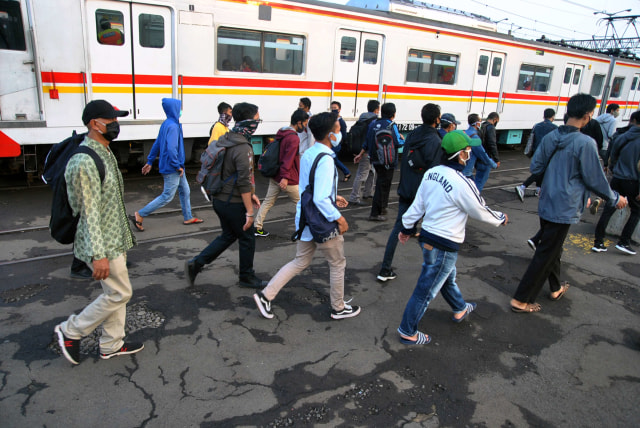Penumpang bergegas naik KRL Commuter Line di Stasiun Bogor, Jawa Barat. Foto: Arif Firmansyah/ANTARA FOTO