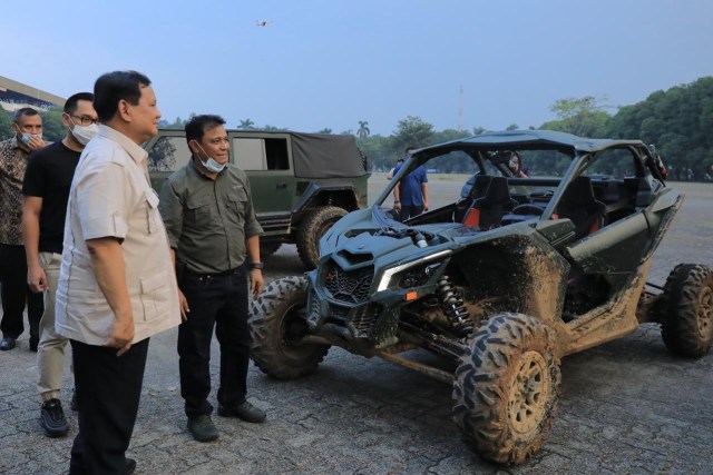 Menhan Prabowo Subianto mengunjungi PT Pindad dan menguji coba dengan menyetir sendiri kendaraan tempur buatan BUMN itu. Foto:  Dok. Twitter Prabowo Subianto