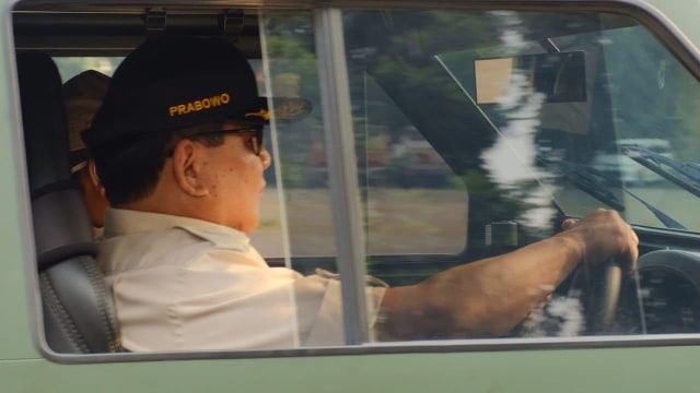 Menhan Prabowo Subianto mengunjungi PT Pindad dan menguji coba dengan menyetir sendiri kendaraan tempur buatan BUMN itu. Foto: Dok. Twitter Prabowo Subianto