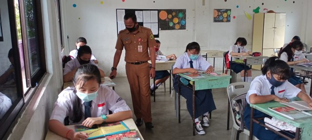 ﻿﻿Guru mengasi proses belajar siswa. Foto: Khairul S/Kepripedia.com