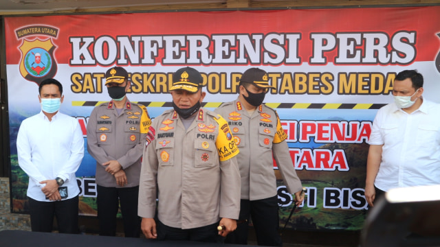 Kapolda Sumatera Utara Irjen Pol Martuani Sormin saat memberikan keterangan pers kepada wartawan di Mapokrestabes Medan, Minggu (12/7) Foto: Rahmat Utomo/kumparan