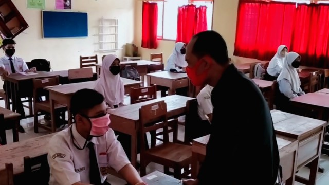 Anggota Pansus COVID-19 DPRD Brebes, Mashadi saat monitoring ke SMP Negeri 2 Brebes.