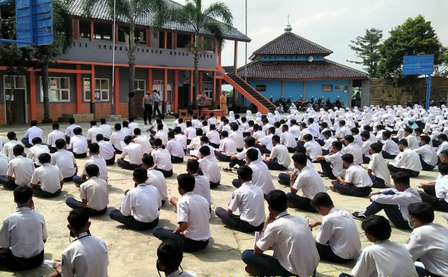 Ratusan siswa baru SMKN 1 Lemahsugih, Kabupaten Majalengka, mengikuti MPLS dengan menerapkan protokol kesehatan, Senin (13/7/2020). (Oki Kurniawan)
