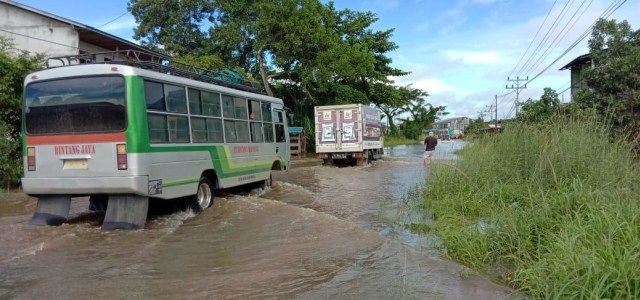 Banjir menggenangi jalan raya di Kabupaten Melawi, Kalbar. Foto: Dok Istimewa