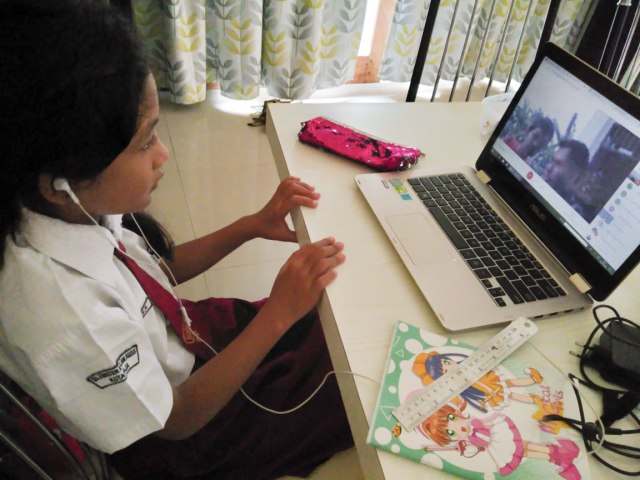 Seorang siswa SD Kalam Kudus Jayapura yang memulai tahun ajaran baru dengan belajar dari rumah.  (Bumipapua.com/Katharina)