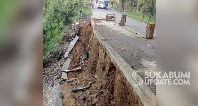 Hujan deras yang mengguyur wilayah Kecamatan Cicurug, Minggu (12/7/2020) memicu longsor yang membuat TPT di jalan alternatif Tenjoayu ambrol. | Sumber Foto:Syahrul Himawan
